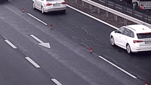 Szabálytalanul visszaforduló autós okozott fantomdugót és ráfutásos balesetet az M1-esen