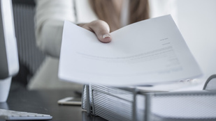 Üzent a NAV a háromgyerekes anyáknak