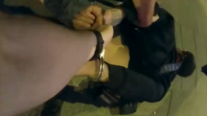 Videón, ahogyan egy többszörösen körözött férfit fogtak el a rendőrök a Keleti pályaudvarnál