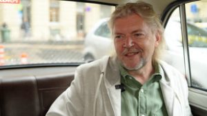 Az utca népe megcsodálta az autót, amelyben Gerendai Károly ült