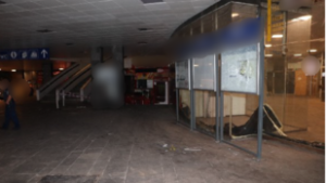 Többször arcul ütött egy nőt, kukával dobott be egy kirakatot, majd pályaudvaron randalírozott egy magából kikelt férfi