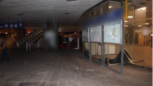 Többször arcul ütött egy nőt, kukával dobott be egy kirakatot, majd pályaudvaron randalírozott egy magából kikelt férfi