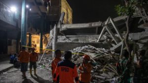 Összeomlott egy többemeletes iskola Indonéziában, egy diák meghalt, nagyon sokan a romok alatt rekedtek