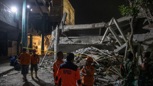 Összeomlott egy többemeletes iskola Indonéziában, egy diák meghalt, nagyon sokan a romok alatt rekedtek