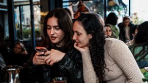 Megszaporodtak a bejelentések a tini társkeresőcsoportokban felbukkanó gyanús alakokról
