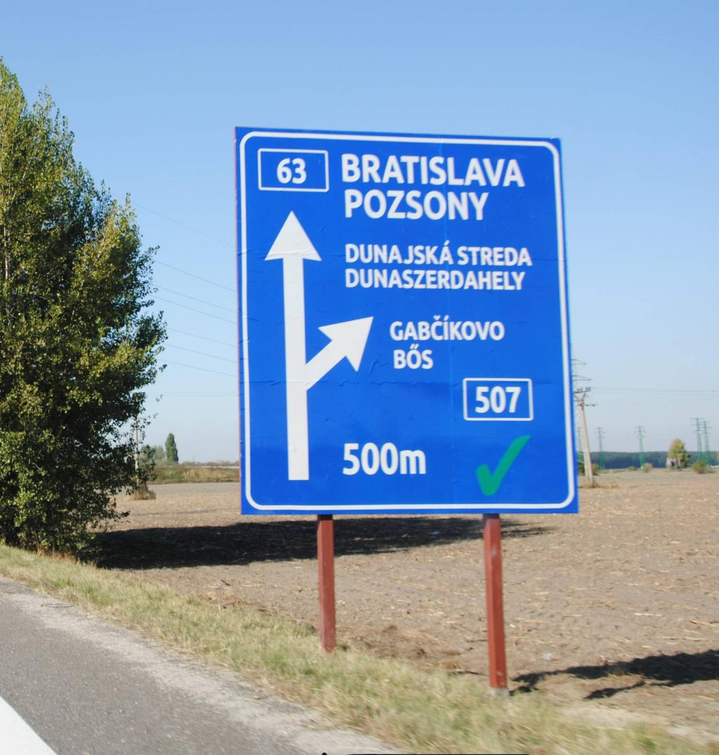 A szlovák magyarellenes politikus agyréme: balesetet okozhatnak a kétnyelvű táblák