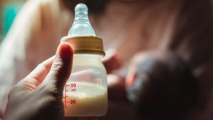 Licitálni kezdtek az interneten egy édesanya felesleges tejére