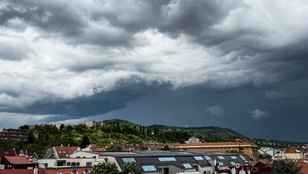 Kiadták a riasztást, jégesővel és villámokkal csaphat le a vihar