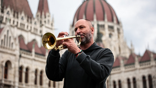 Balhé volt Magyar Péter országjárásán, a biztonságiak léptek közbe Szolnokon