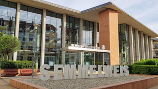 Figyelmeztet a Semmelweis Egyetem, csodaszert reklámoznak a csalók az intézmény nevével