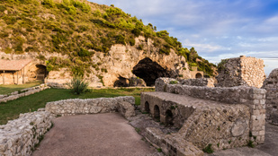 Sárgolyókkal dobálták meg a helyiek a régészt, aki elvitte volna Tiberius luxusvillájának szobrait