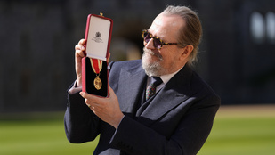 Meglepő megjegyzés hangzott el Vilmos herceg szájából, miközben lovaggá ütötte Gary Oldmant