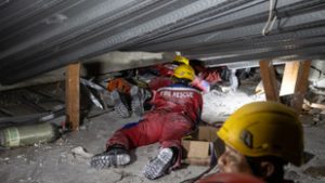 Több mint 90 diák vár arra, hogy kimentsék az összedőlt indonéz iskolaépület romjai alól