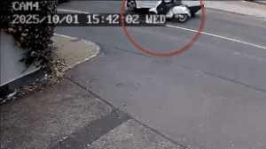 Videón a budaörsi baleset, a szemközti sávba csúszott motoron hajtott át egy autó