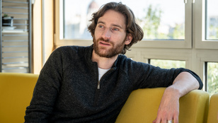 Azt akarta, hogy szerdán délután a kanapén, könyvvel a kezében találjanak rá