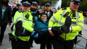 Hiába a felszólítás, mégis tüntettek Londonban – a rendőrség többeket őrizetbe vett