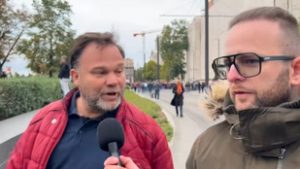 Aranyosi Péter lebutázta a Patrióta riporterét, majd rámarkolt a fenekére és megpróbálta fellökni