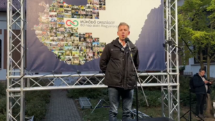 Magyar Péter lehajította a színpadról az Orbán Viktor-kartonfigurát