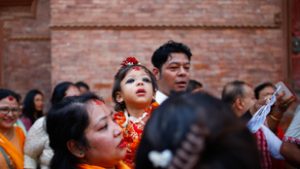 Kétéves kislányt választottak élő istennőnek Nepálban