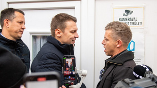 Magyar Péter a pécsi utcafóruma előtt üzent Menczer Tamásnak