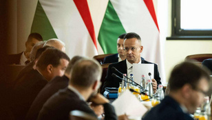 A kormányülés szünetében váratlanul kamera elé állt Szijjártó Péter