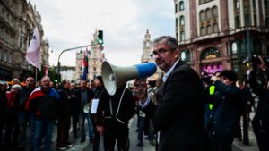 Nem szervez több keddi tüntetést Hadházy Ákos