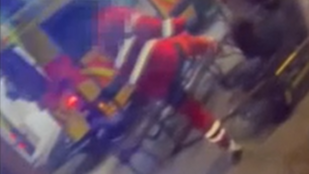 Megjelent egy felvétel, amin az elbocsátott mentős teljes erőből fejbe rúgja a hordágyon fekvő beteget