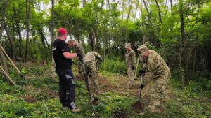 Tizenkét, a második világháborúban elesett magyar katona maradványait tárták fel Tornyópusztán