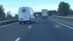 Menet közben lökte félre az autót egy furgon az M1-es autópályán