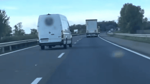 Menet közben lökte félre az autót egy furgon az M1-es autópályán