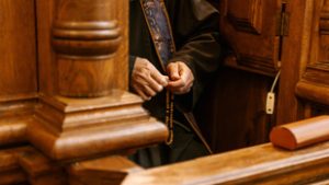 A DK börtönnel büntetné a kiskorú elleni bűntett gyanúját nem jelentő gyóntató papot