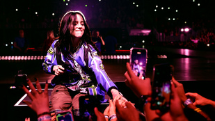 Durván a földre rántotta Billie Eilisht egy rajongója a koncerten