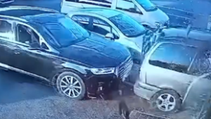 Betolta egy benzinkút boltjába az előtte álló autót egy Audi