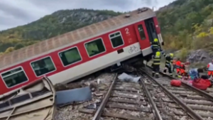 Összeütközött két személyszállító vonat a magyar határ közelében, rengeteg sérült van