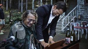 Mads Mikkelsen imádnivalóan őrült ebben az új dán szatírában