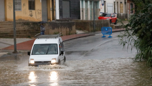 Zúgó folyókká váltak az utcák a spanyol turistaparadicsomban, ezreket menekítettek a tomboló Alice vihar elől