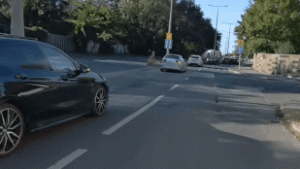 Kanyarodás közben ütött el egy rollerest egy BMW