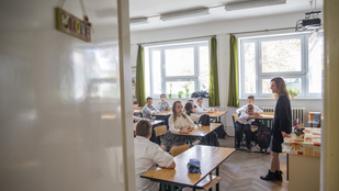 „Véletlenszerű és önkényes” volt a tanárok teljesítményértékelése, 24 ezren nem kaptak béremelést