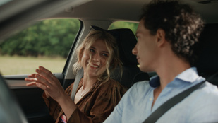 A menedzser úgy állt bosszút a menyasszonyán, hogy felvett egy stoppos lányt