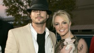 Britney Spears exférje szerint az énekesnő éjjelente késsel a kezében állt a gyerekei ajtajában