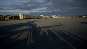 Meghekkeltek két amerikai repülőteret, Hamászt éltető üzeneteket sugároztak az utasoknak