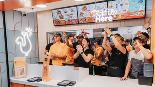 Helikopterrel érkezett a legendás csirkés szendvics a Westend tetejére, megnyílt a Popeyes Budapesten