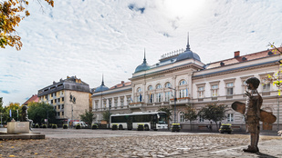 Olyan szobrot kapott Kossuth Lajos, amit állandóan kritizáltak, meg is rongáltak