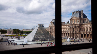 Rablás történt a Louvre-ban, zárva tart a múzeum