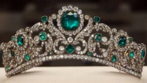 Az Andrássy család felbecsülhetetlen értékű egykori tiaráját is ellophatták volna a Louvre-ból
