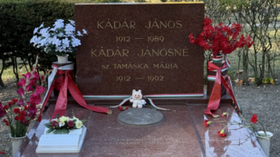 Kádár János sírhelyéről mosolygott az emberekre egy Labubu
