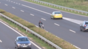 Forgalommal szemben biciklizett egy férfi az M30-ason