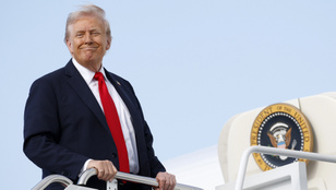 Donald Trump egy vadászgépről bombázza fekáliával a tüntetőket a Top Gun zenéjére