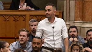 „Kapjátok be!” – botrány a parlamentben, felfüggesztették a képviselő mentelmi jogát