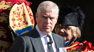 András herceg végül leugrott a szikláról, mielőtt lelökték volna